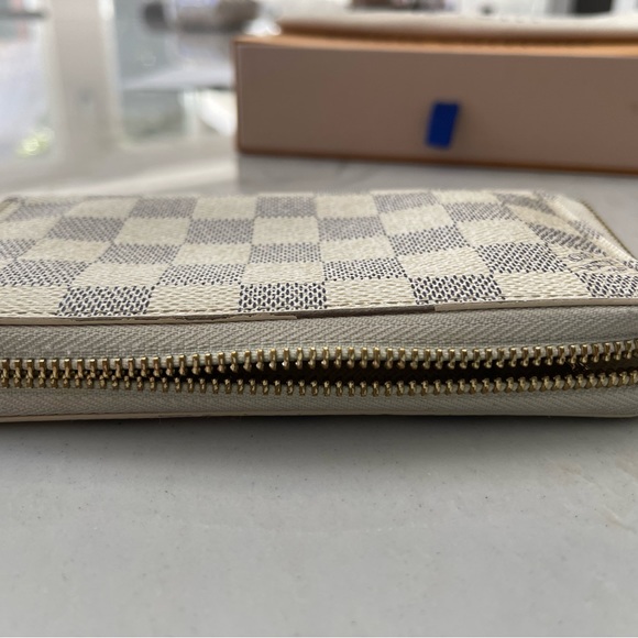 Louis Vuitton Authentic Zippy Wallet - Picture 8 of 15